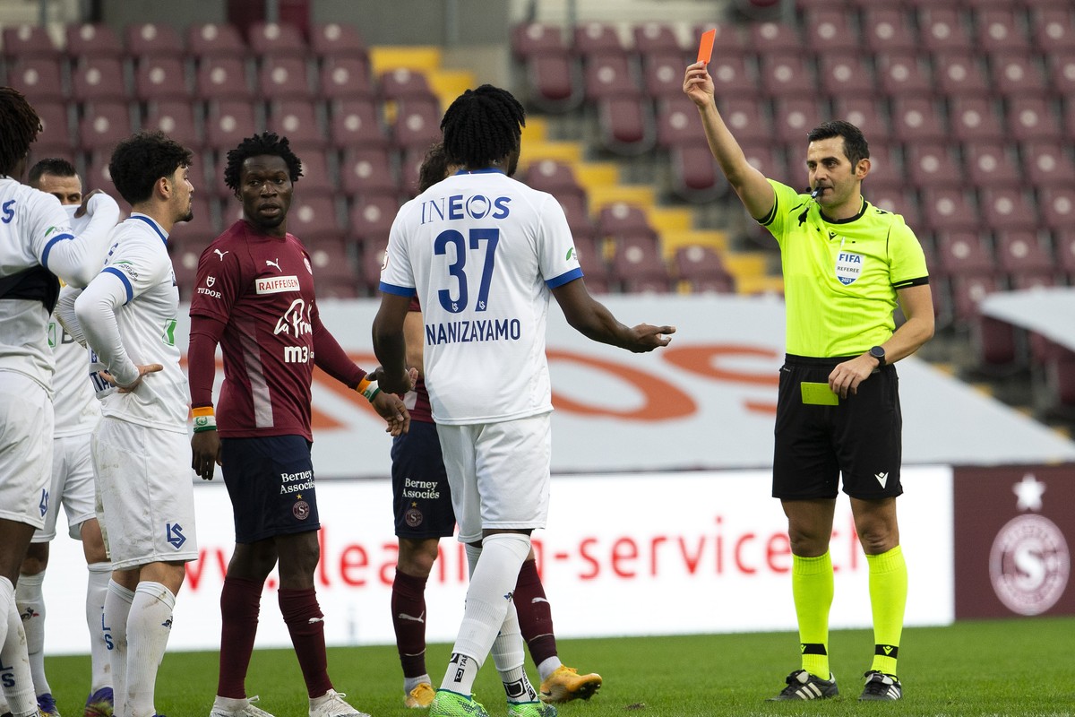 Referee Fedayi San shows the red card to Lausanne's defender Elton Monteiro (not pictured), during the Super League soccer match of Swiss Championship between Servette FC and FC Lausanne-Sport, a ...