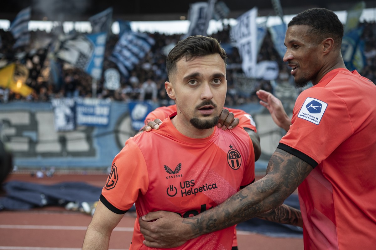 Bledian Krasniqi (FCZ) (Mitte) jubelt mit seinen Mitspielern nach seinem 0:2 Tor im Fussball Meisterschaftsspiel der Swiss Super League zwischen Grasshopper Club Zuerich, GC, und Zuerich, FCZ, im Letz ...