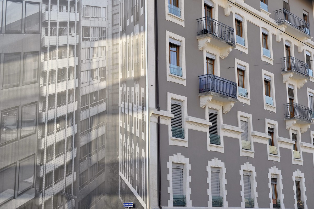 ARCHIV --- ZUM REFERENZZINSSATZ ALS BERECHNUNG DER MIETEN STELLEN WIR IHNEN FOLGENDES BILD ZUR VERFUEGUNG --- Un trompe l'oeil pose sur une facade borgne d'un immeuble photographie en ville  ...