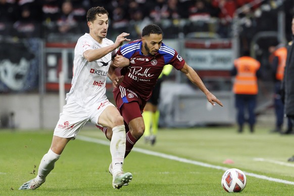 Winterthur&#039;s midfielder Remo Arnold, left, fights for the ball with Servette&#039;s forward Hussayn Touati, right, during the Super League soccer match of Swiss Championship between Servette FC a ...