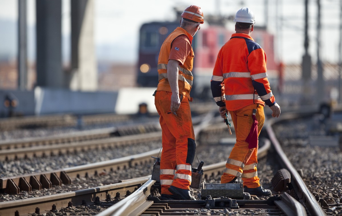 ZUM NACHHOLBEDARF BEIM UNTERHALT DES SBB-SCHIENENNETZES STELLEN WIR IHNEN FOLGENDES BILDMATERIAL ZUR VERFUEGUNG - Gleismonteure der Schweizerischen Bundesbahnen SBB revidieren am 28. April 2010 im Gle ...