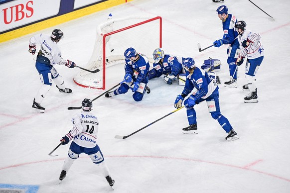 epa12614892 U.S. Collegiate Selects' Mathew Dimarsico scores against Davos' goalie Sandro Aeschlimann during the game between HC Davos of Switzerland and US Collegiate Selects at the 97th Sp ...