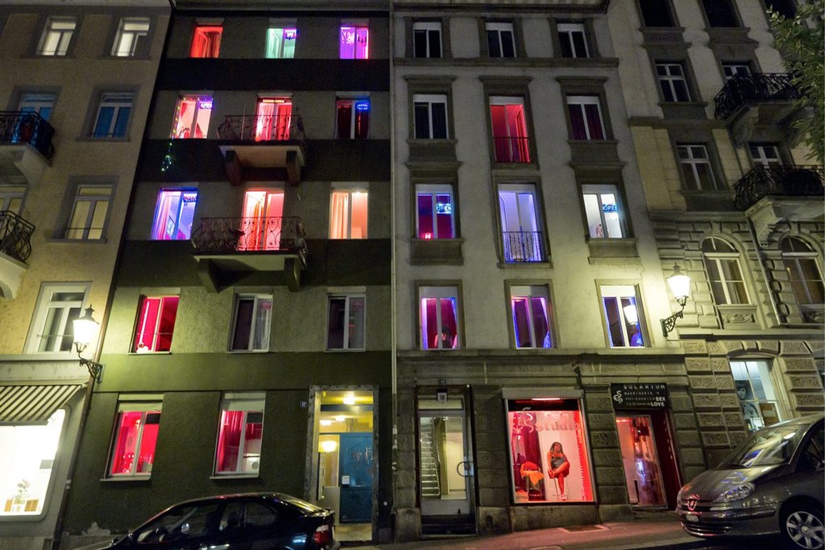 Prostituierte bieten sich an im Niederdorf am Donnerstag, 21. April 2011 in Zuerich. (KEYSTONE/Alessandro Della Bella)