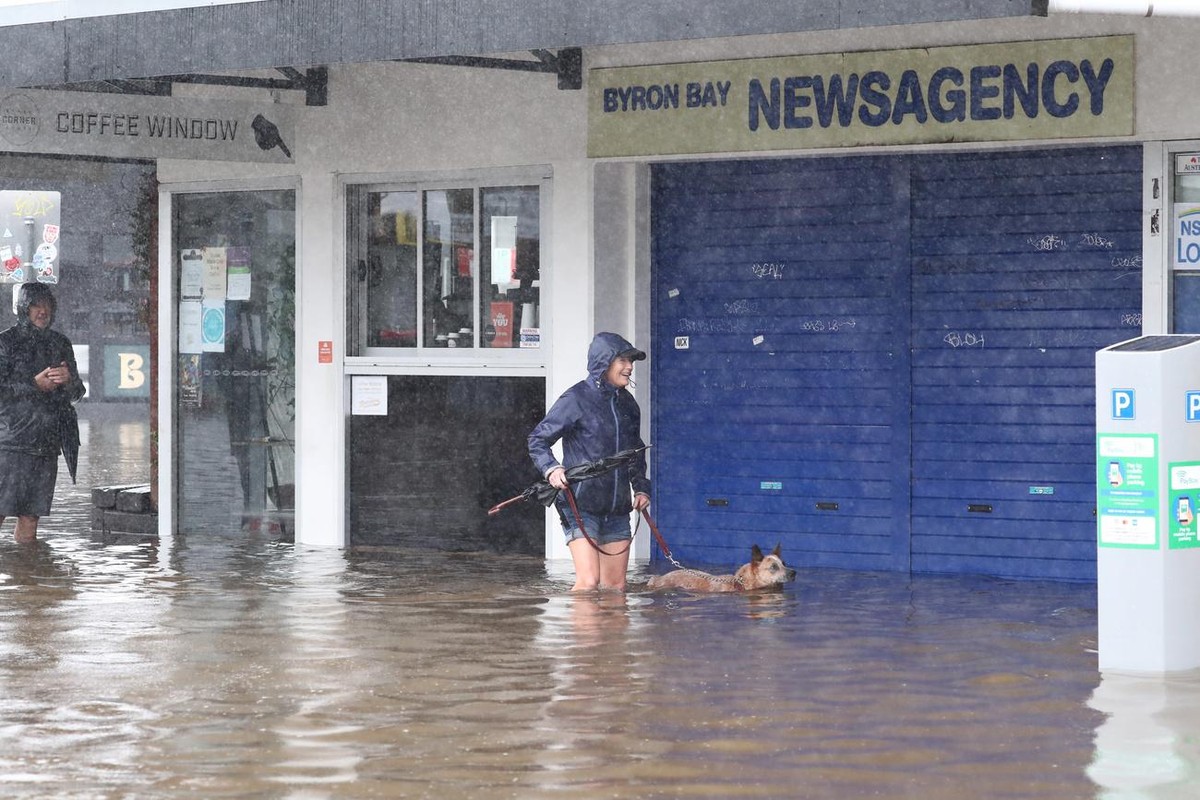 epa09859893 Flooded scenes in Jonson Street in Byron Bay, NSW, 30 March 2022. EPA/JASON O'BRIEN AUSTRALIA AND NEW ZEALAND OUT