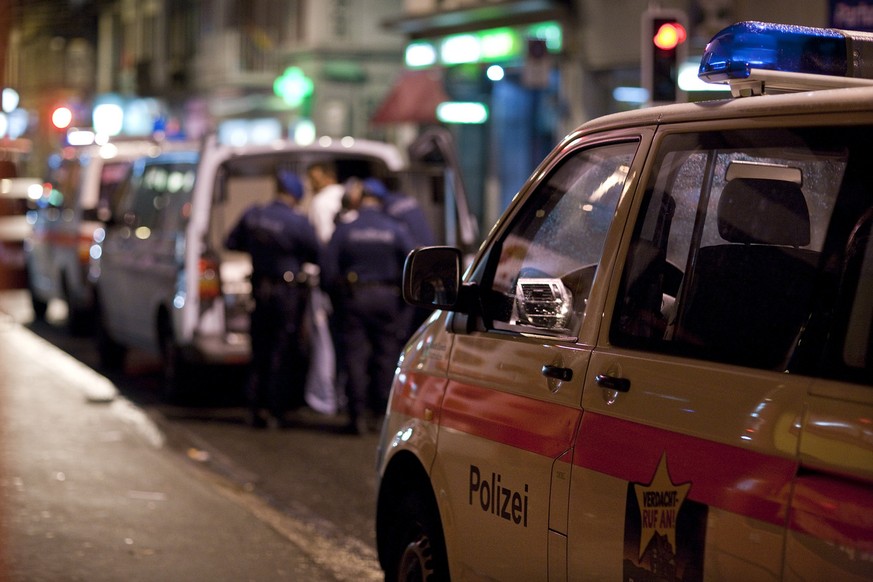 Polizeikontrolle in der Stadt Zürich. Dank neuartiger Software wird gezielter überwacht.