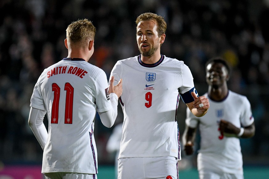 epa09584182 England&#039;s Emile Smith Rowe (L) celebrates with teammate Harry Kane after scoring the 0-7 goal during the FIFA World Cup Qatar 2022 World Cup group I qualifying soccer match San Marino ...