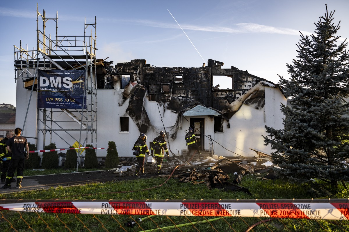 Une vue d'une maison apres un incendie le jeudi 10 avril 2025 a Epagny dans le canton de Fribourg. A Epagny dans le canton de Fribourg, le corps d'une victime a ete retrouve dans une maison  ...