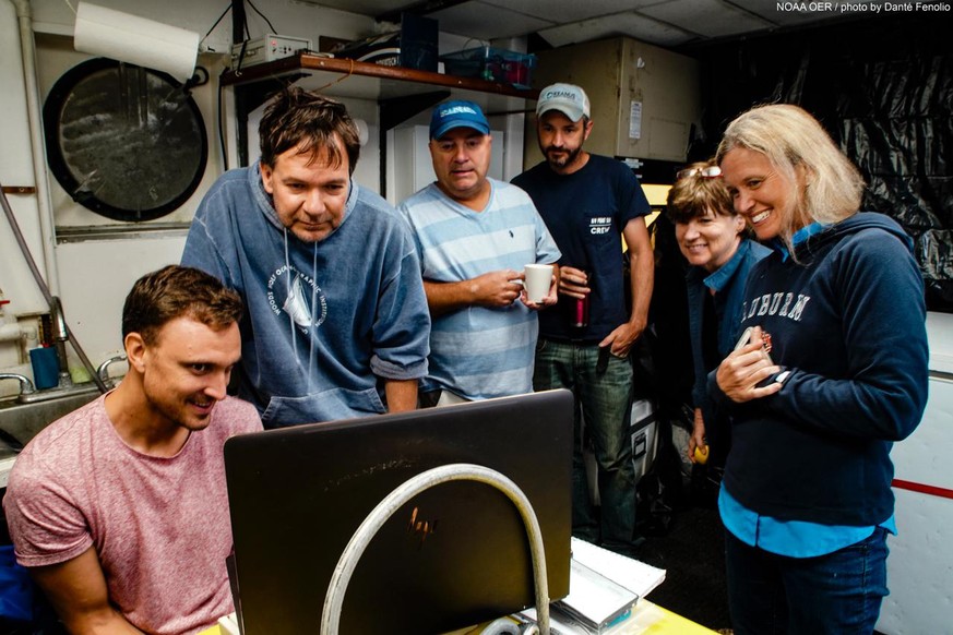 Left to right Nathan Robinson, Sonke Johnsen, Tracey Sutton, Captain of the Pt Sur- Nick Allen, Edie Widder and Megan McCall gather around to watch the squid video.