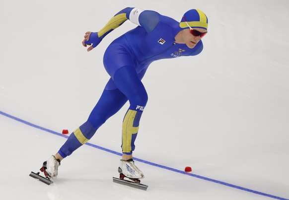 epa09732101 Nils van der Poel of Sweden in action during the Men&#039;s Speed Skating 5000m event at the Beijing 2022 Olympic Games, Beijing, China, 06 February 2022. EPA/ROMAN PILIPEY