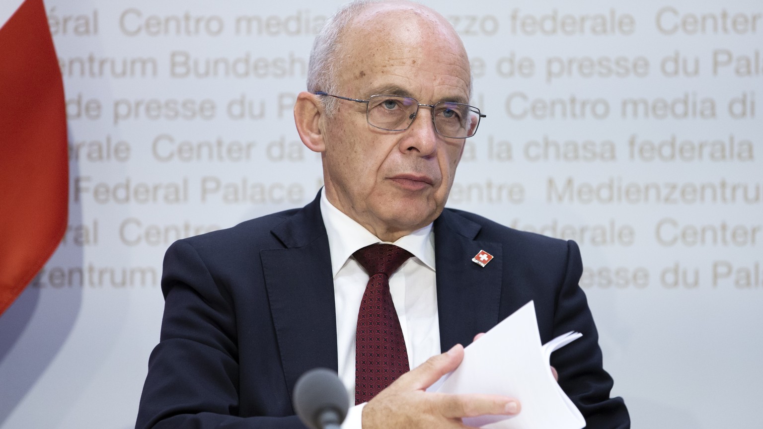 Bundesrat Ueli Maurer blaettert in seinen Unterlagen waeherend einer Medienkonferenz des Bundesrates ueber den Finanzplatz Schweiz, am Freitag, 26. Juni 2020 in Bern. (KEYSTONE/Peter Klaunzer)