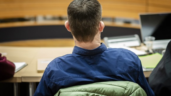 Der Angeklagte im Sitzungssaal vor der Verhandlung im Amtsgerichtsgebaeude des Landgerichts Waldshut-Tiengen, am Montag, 11. Dezember 2023 in Waldshut, Deutschland. Die Staatsanwaltschaft wirft dem An ...