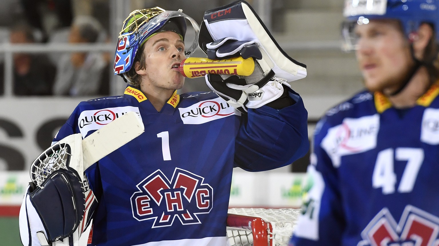 Biels Goalie Jonas Hiller goennt sich einen Schluck Wasser im Eishockey National League A Spiel zwischen dem EHC Biel und Lausanne HC, am Freitag, 9. September 2016, in der Tissot Arena in Biel. (KEYS ...