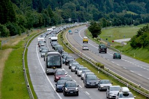 Auf beiden Seiten stauen sich die Autos.