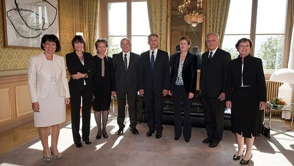 Die neuformierte Landesregierung posiert in Frauenmehrheit zum Gruppenbild, von links, Bundespraesidentin Doris Leuthard, Micheline Calmy-Rey, Eveline Widmer-Schlumpf, Ueli Maurer, Didier Burkhalter,  ...