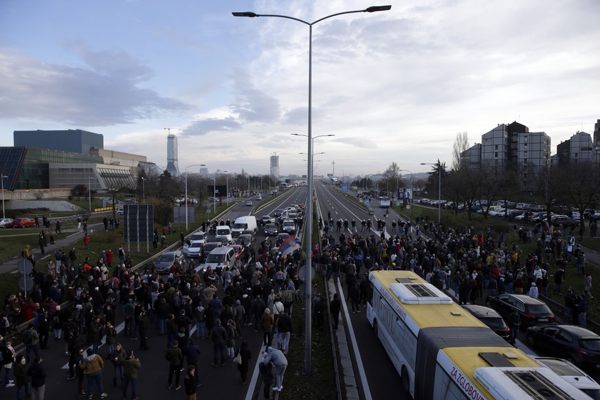 epa09607411 Protesters block the E-75 highway in Belgrade, Serbia, 27 November 2021. Anti-government demonstrators blocked roads and bridges in Serbia to protest against new laws they say favor intere ...