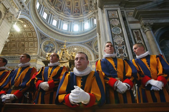 VATIKAN SCHWEIZERGARDE VEREIDIGUNG
Schweizergardisten nehmen am Donnerstag, 6. Mai 2004, an einer Messe im Petersdom im Vatikan in Rom teil. Anlaesslich der Vereidigung von insgesamt dreiunddreissig n ...