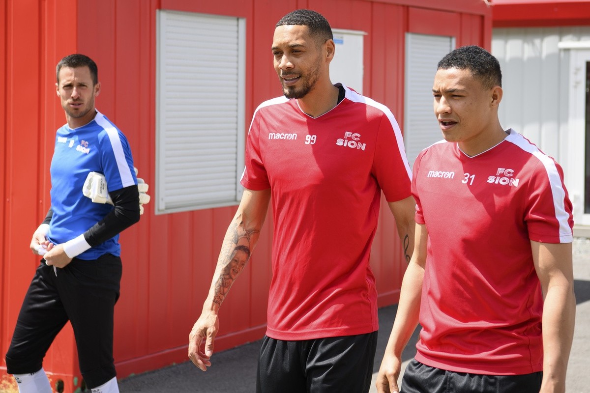 De gauche a droite, le gardien valaisan Kevin Fickentscher, l'attaquant valaisan Guillaume Hoarau et l'attaquant valaisan Patrick Luan arrivent a la reprise de l'entrainement de l' ...