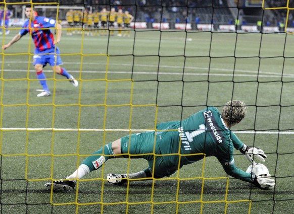 YB Goalie Marco Woelfli, rechts, haelt den Penalty von Basel Spieler Juergen Gjasula im Halbfinalspiel des Schweizer Fussball Cup zwischen den Berner Young Boys und dem FC Basel, am Donnerstag 16. Apr ...