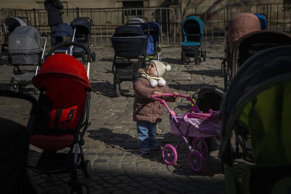 130 Kinder wurden seither bei russischen Angriffen verletzt.