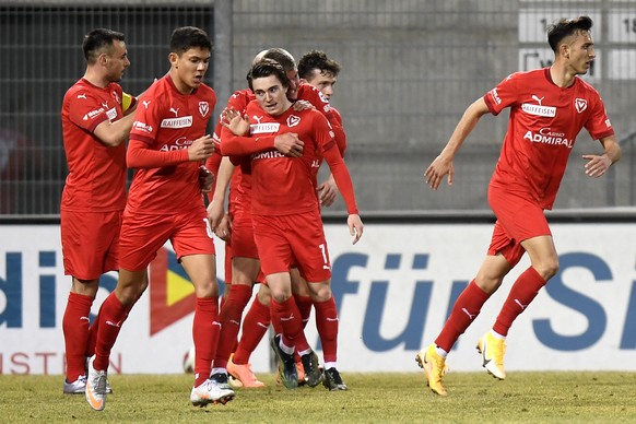 Die Vaduzer jubeln nach dem 1-1 Ausgleich im Fussball Super League Spiel zwischen dem FC Vaduz und dem FC Luzern, am Mittwoch, 24. Februar 2021, im Rheinpark Stadion in Vaduz. (KEYSTONE/Walter Bieri)