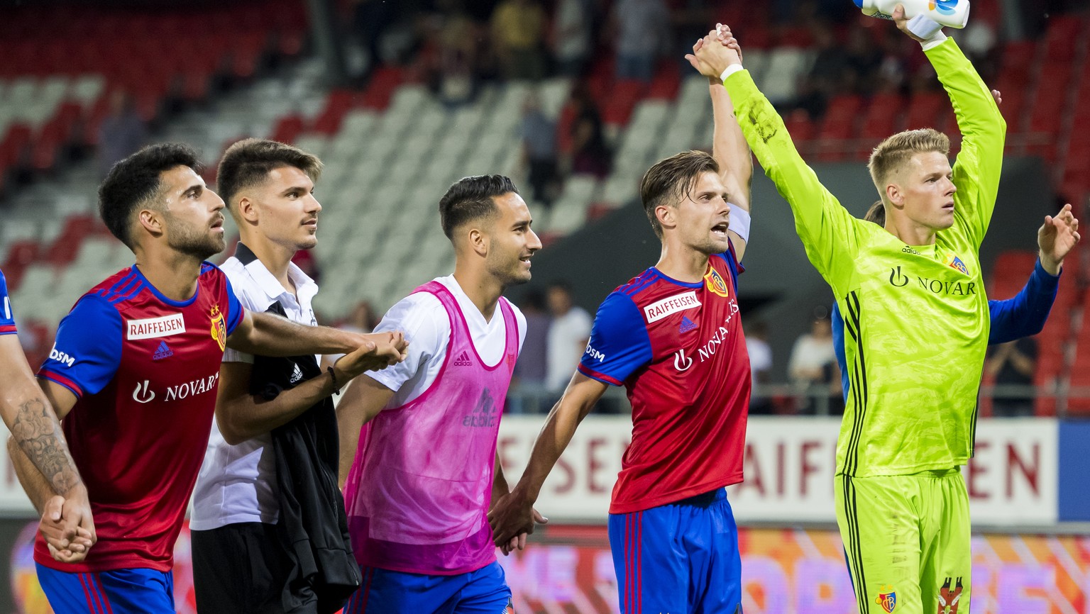 Les joueurs balois dont Valentin Stocker et le gardien Jonas Omlin, fetent la victoire, lors de la rencontre de football de Super League entre le FC Sion et le FC Basel 1893 ce vendredi 19 juillet 201 ...