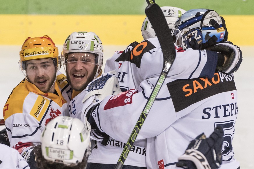 Die Zuger Lino Martschini, Johann Morant, Torschuetze Reto Suri und Goalie Tobias Stephan, von links, jubeln nach dem Siegestor zum 1:2, im dritten Eishockey Playoff-Finalspiel der National League A z ...