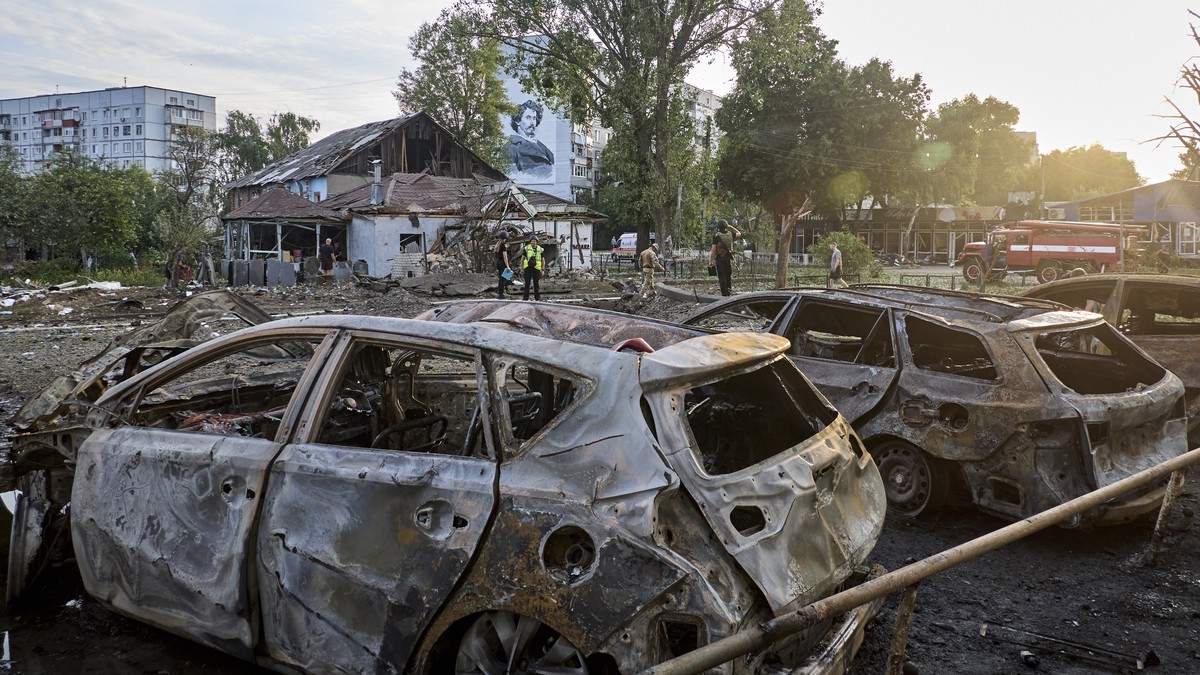 epa11486991 Ukrainian policemen and local people check the site of Russian rocket strike in the city of Chuhuiv in the Kharkiv region, northeastern Ukraine, 19 July 2024. At least nine people were inj ...