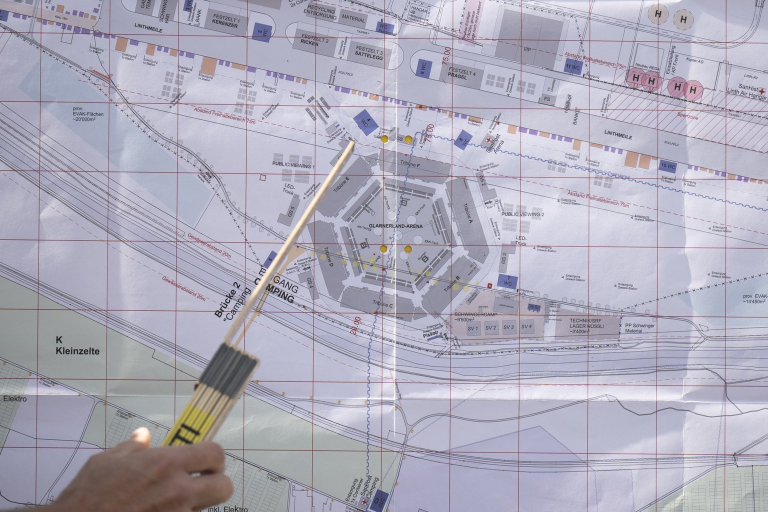 Die Arena ist auf einem Plan abgebildet, beim Spatenstich fuer das Eidgenoessische Schwing- und Aelplerfest ESAF 2025, am Mittwoch, 26. Juni 2024, in Mollis. (KEYSTONE/Gian Ehrenzeller)