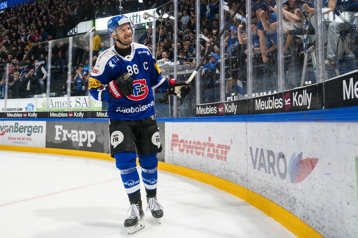 Julien Sprunger (HCFG) jubelt nach dem zweiten Eishockey Playoff Viertelfinalspiel der National League zwischen dem HC Fribourg-Gotteron und dem SC Bern, am Sonntag, 16. Maerz 2025 in der BCF-Arena in ...