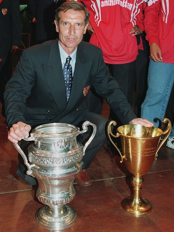 Alberto Bigon, l&#039;entraineur du FC Sion pose avec les deux coupes, finale de la coupe et championnat, lors de la reception, ce dimanche 8 juin 1997 sur la place de la Planta a Sion, au retour de l ...