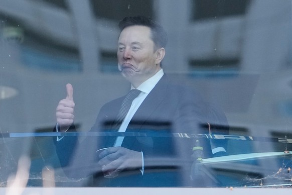 Elon Musk, left, gestures as he walks through a hallway inside the U.S. District Court in Oakland, Calif., Wednesday, April 29, 2026. (AP Photo/Godofredo A. Vásquez)
Elon Musk