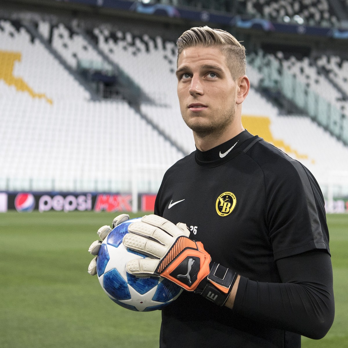 ARCHIVBILD ZUM POSITIVEN CORONAVIRUS-TEST VON DAVID VON BALLMOOS, AM DONNERSTAG, 8. OKTOBER 2020 - Bern's goalkeeper David von Ballmoos looks on during a training session the day before the UEFA  ...