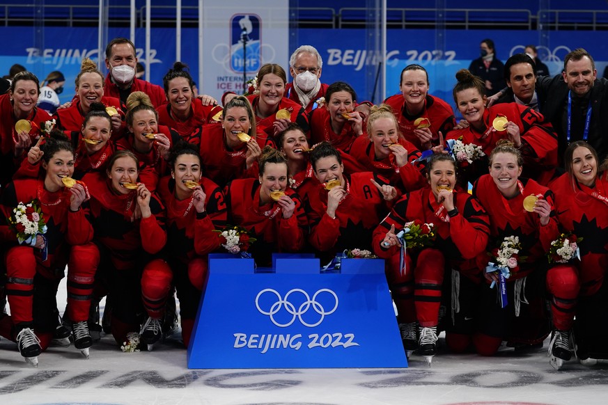 Canada players pose with their gold medals after the women&#039;s gold medal hockey game at the 2022 Winter Olympics, Thursday, Feb. 17, 2022, in Beijing. (AP Photo/Matt Slocum)&#039;