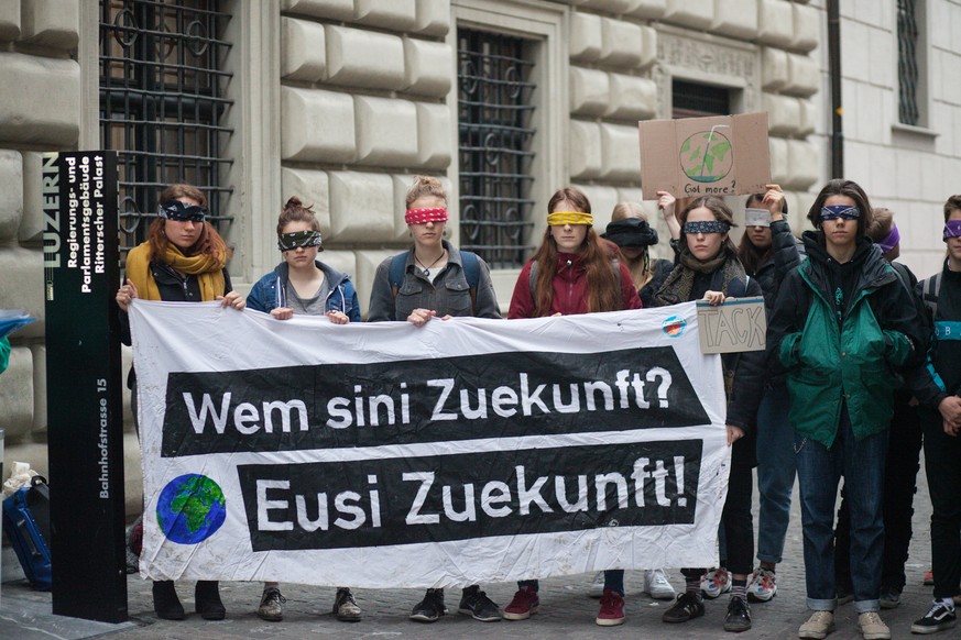 Heute Morgen versammelten sich Schülerinnen und Schüler vor dem Regierungsgebäude in Luzern.