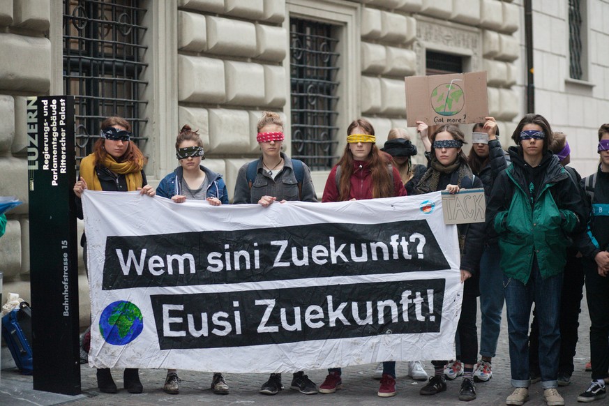 klimanotstand luzern 25. märz 2019: Der Kantonsrat stimmt heute über die Dringlichkeit des Klimanotstandes 
ab. Dazu haben sich Schülerinnen und Schüler der Klimabewegung vor dem 
Regierungsgebäude ve ...