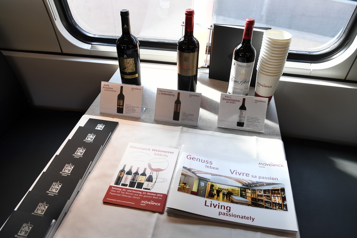 ARCHIV - ZUR MELDUNG DASS DIE SBB BIS INS JAHR 2021 150 SPEISEWAGEN IM BETRIEB HABEN WILL, STELLEN WIR IHNEN DIESES ARCHIVBILD ZUR VERFUEGUNG - Menukarten im einem neuen Speisewagen der SBB, am Mittwo ...