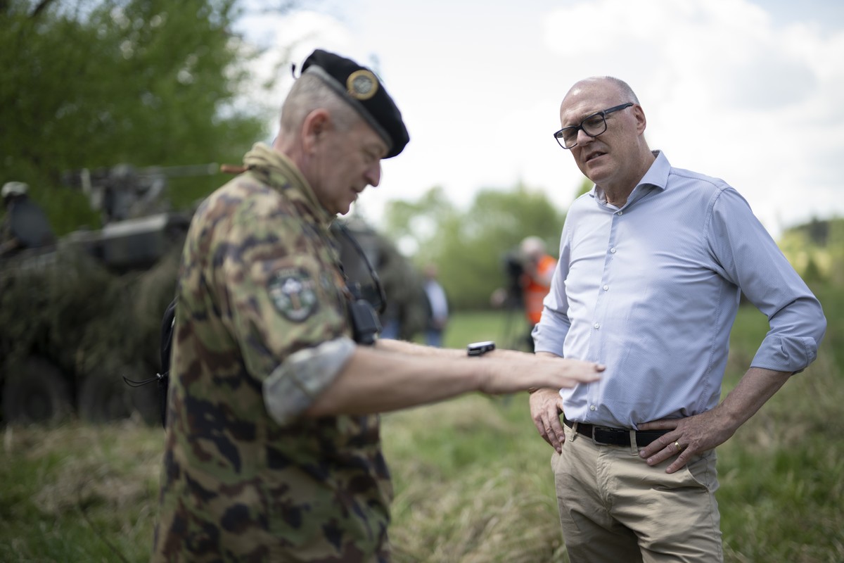 Brigadier Christoph Roduner, links, und Bundesrat Martin Pfister, am Truppenversuch TRIAS 25 der Schweizer Armee, am Donnerstag, 1. Mai 2025, auf dem Truppenuebungsplatz in Allentsteig, Oesterreich. D ...