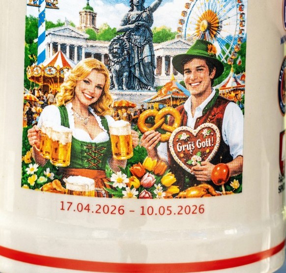 Der offizielle Masskrug zum Frühlingsfest 2026 von KI gestaltet mit zwei offensichtlichen Fehlern: Text Grüs Gott statt Grüß Gott und Frau hält bloß einen Maßkrug mit ihrer Hand, der zweite schwebt in ...