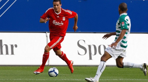 Nur selten als «Red» am Ball: Philipp Degen bei einem Testspiel des FC Liverpool beim FC St.Gallen im Sommer 2009.