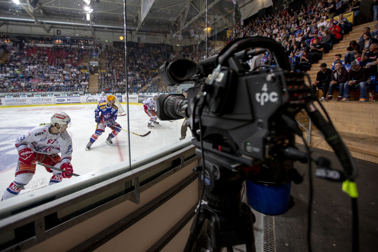 Eine nicht bediente TV Kamera der Produktionsfirma tpc im fuenften Eishockey Spiel der Ligaqualifikation der National League zwischen dem EHC Kloten und dem SC Rapperswil-Jona Lakers am Samstag, 21. A ...