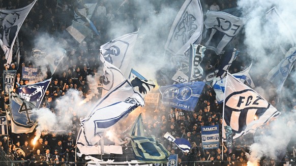 Zuercher Fans zuenden Pyros im Fussball Meisterschaftsspiel der Swiss Super League zwischen dem FC St. Gallen (FCSG) und dem FC Zuerich (FCZ), am Dienstag, 24. September 2024, im kybunpark in St. Gall ...