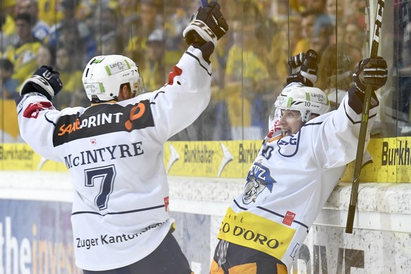 Die Zuger David McIntyre und Dominic Lammer, von links, bejubeln Lammer&#039;s Tor zum 0-3,beim sechsten Playoff-Halbfinalspiel der National League A zwischen dem HC Davos und EV Zug, am Samstag, 1. A ...