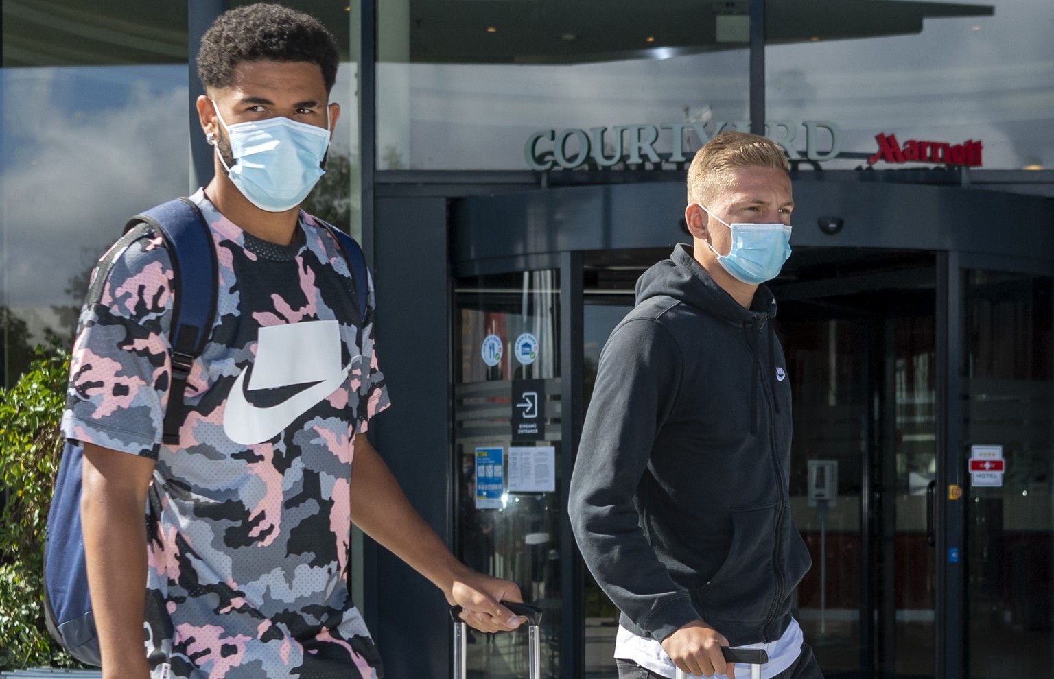 Simon Sohm, links, und Becir Omeragic, rechts, beim Zusammenzug der Schweizer Fussball Nationalmannschaft in Pratteln, am Montag, 31. August 2020. Im Rahmen der UEFA Nations League wird die Schweiz Pa ...