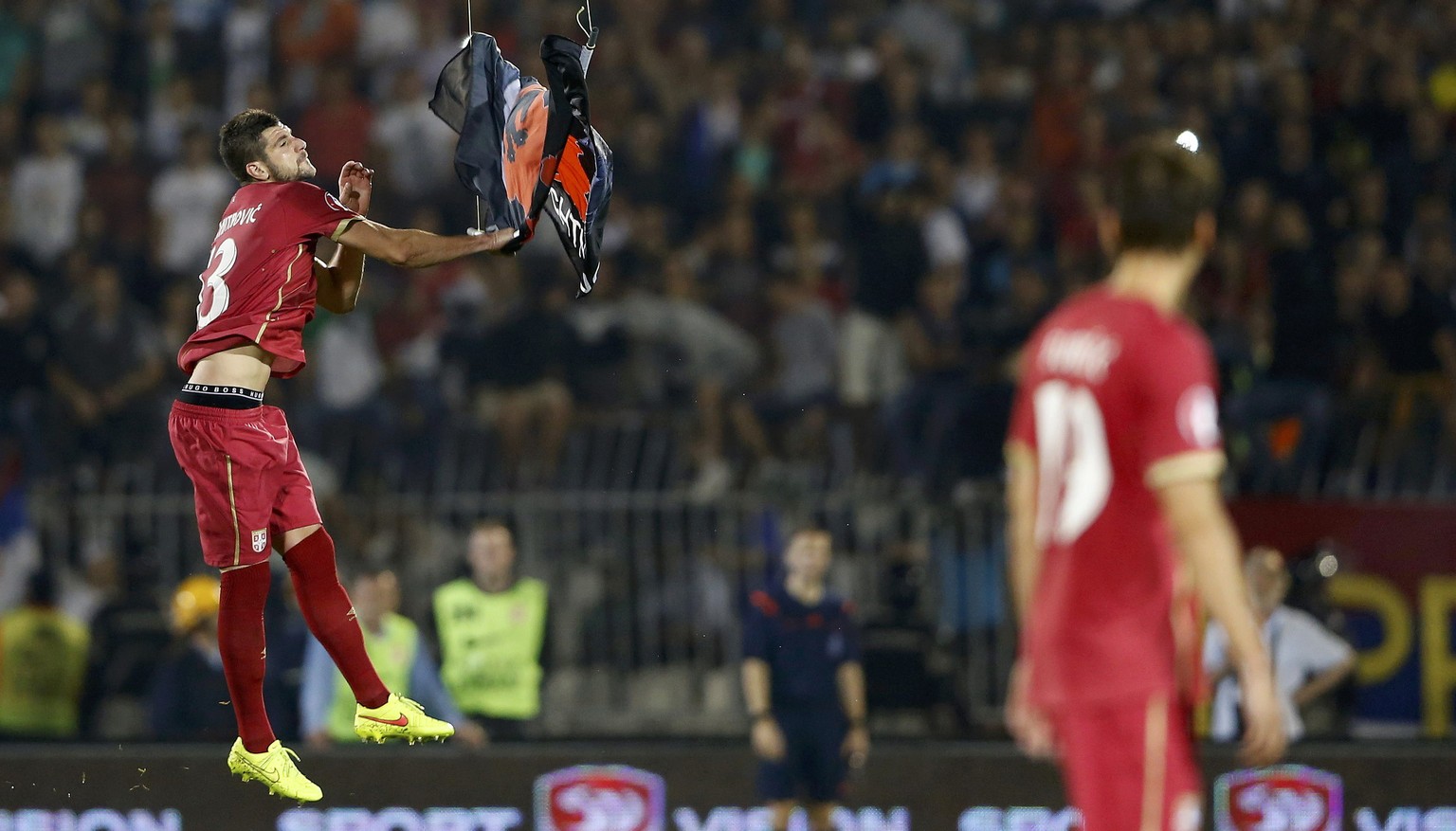Der Serbe Mitrovic riss im Hinspiel eine umstrittene albanische Flagge runter, die mit einer Drohne ins Stadion gelangte.