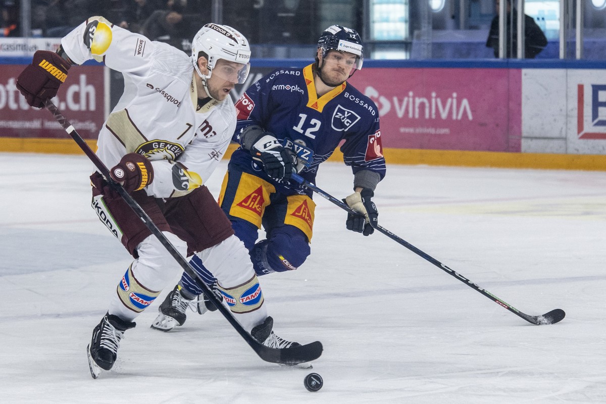 Henrik Toemmernes, links, von Servette im Spiel gegen Yannick Zehnder, rechts, von Zug beim Eishockey Meisterschaftsspiel der National League zwischen dem EV Zug und Genf Servette am Donnerstag, 2. Ma ...