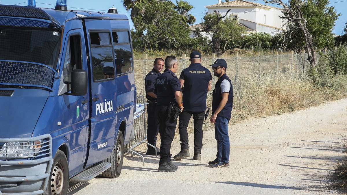 epa12155728 Portuguese authorities during a search operation in an area between the cities of Lagos and Praia da Luz for Madeleine McCann, in Lagos, Portugal, 04 June 2025. In 2020, German police decl ...