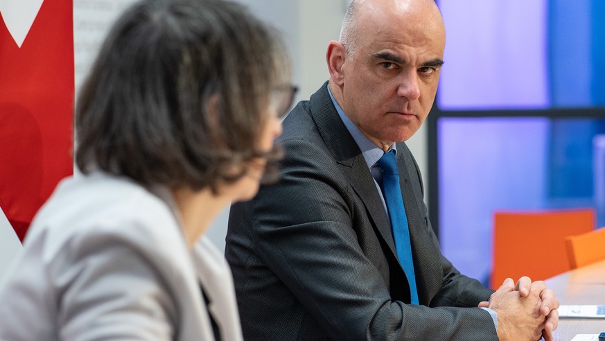 Bundesrat Alain Berset, rechts, und Anne Levy, Direktorin Bundesamt fuer Gesundheit BAG, aeussern sich an einer Medienkonferenz ueber die Aenderung des Transplantationsgesetzes, am Dienstag, 22. Febru ...