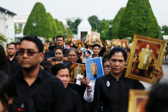 Mourners line up to get into the Throne Hall at the Grand Palace for the first time to pay respects in front of the golden urn of Thailand&#039;s late King Bhumibol Adulyadej in Bangkok, Thailand, Oct ...