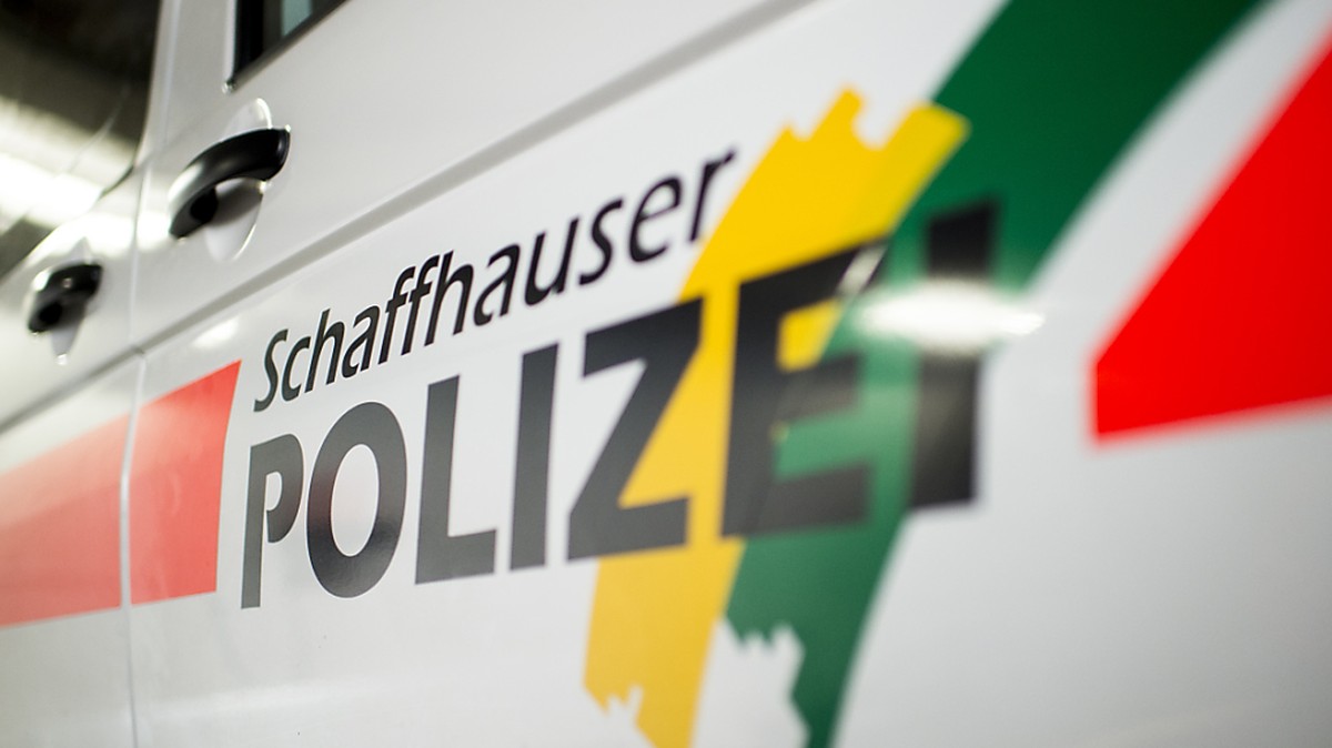 Die Schaffhauser Polizei hat auf dem Hochrein bei Hemishofen SH ein Schlauchboot, das an einer Wiffe h