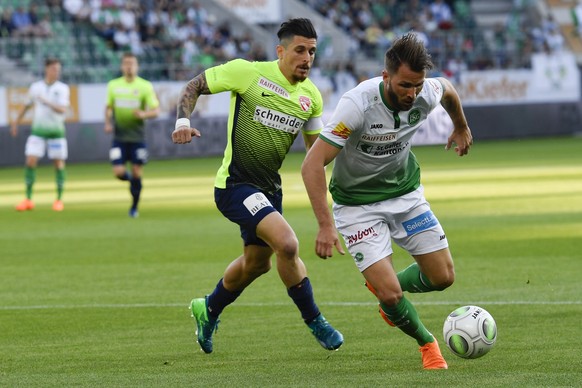 St. Gallens Roman Buess, rechts, gegen Thuns Dennis Hediger, beim Fussball Super-League Spiel zwischen dem FC St. Gallen und dem FC Thun, aufgenommen am Samstag, 21. April 2018, im Kybunpark in St. Ga ...